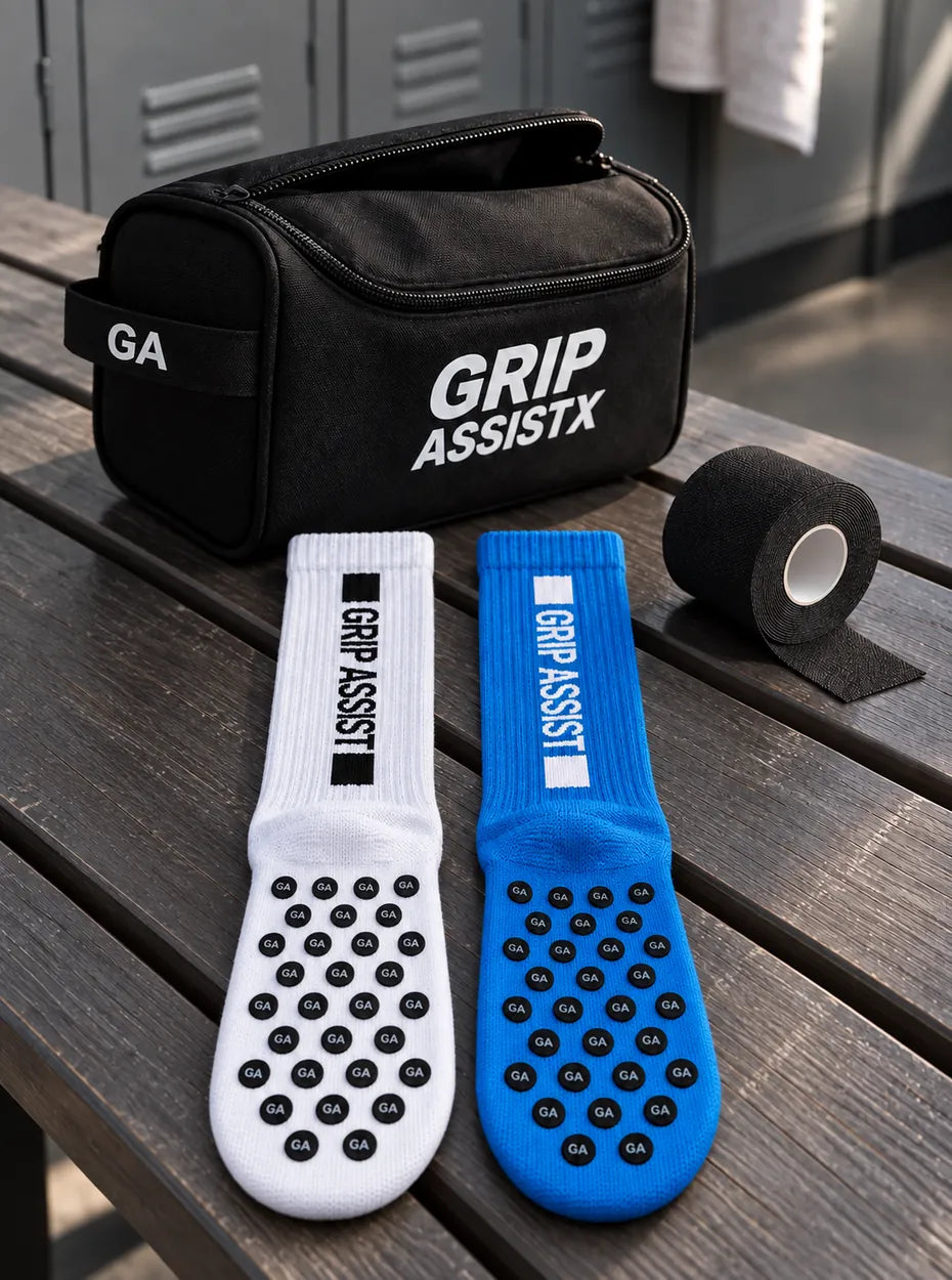Trousse Grip Assist X2, grip socks blanches et bleues et tape noir sur un banc de vestiaire