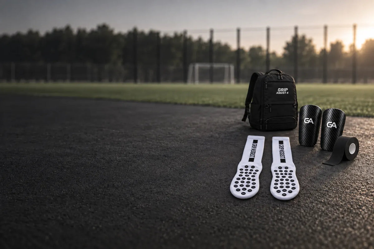 Sac à dos, grip socks blanches, mini protège-tibias et tape Grip Assist X2 au bord d’un terrain