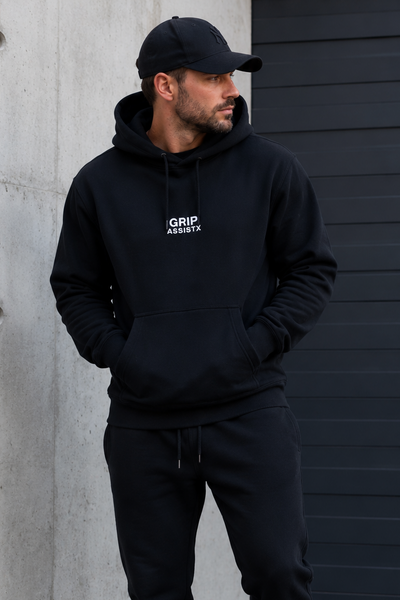 Homme qui porte le hoodie noir Grip Assist X2 avec une casquette