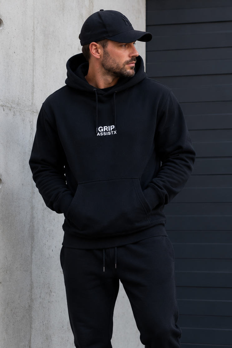 Homme qui porte le hoodie noir Grip Assist X2 avec une casquette