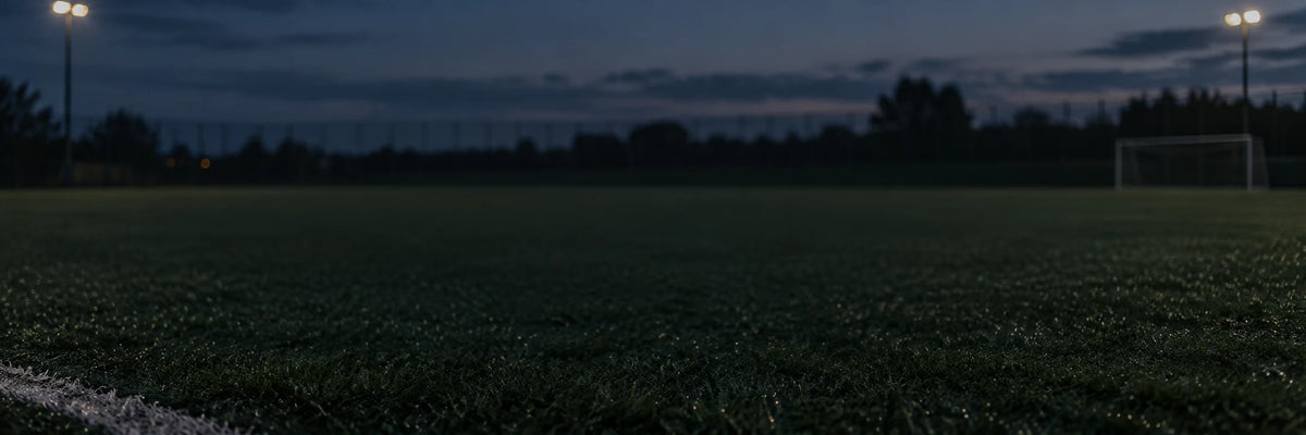 Terrain de soccer éclairé à la tombée de la nuit