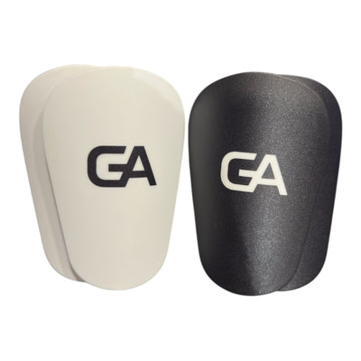 Mini protège-tibias GA en blanc et en noir, avec logo GA