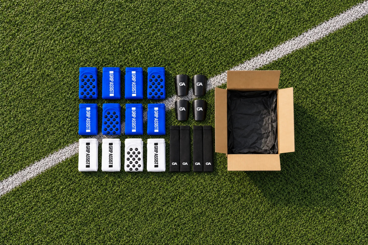 Commande d’équipe Grip Assist X2 : grip socks bleues et blanches, mini protège-tibias en carbone et manchons sur gazon synthétique