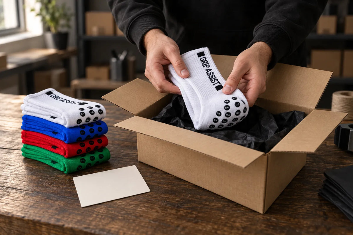 Préparation d’une commande Grip Assist X2 : grip socks pliées dans une boîte d’expédition