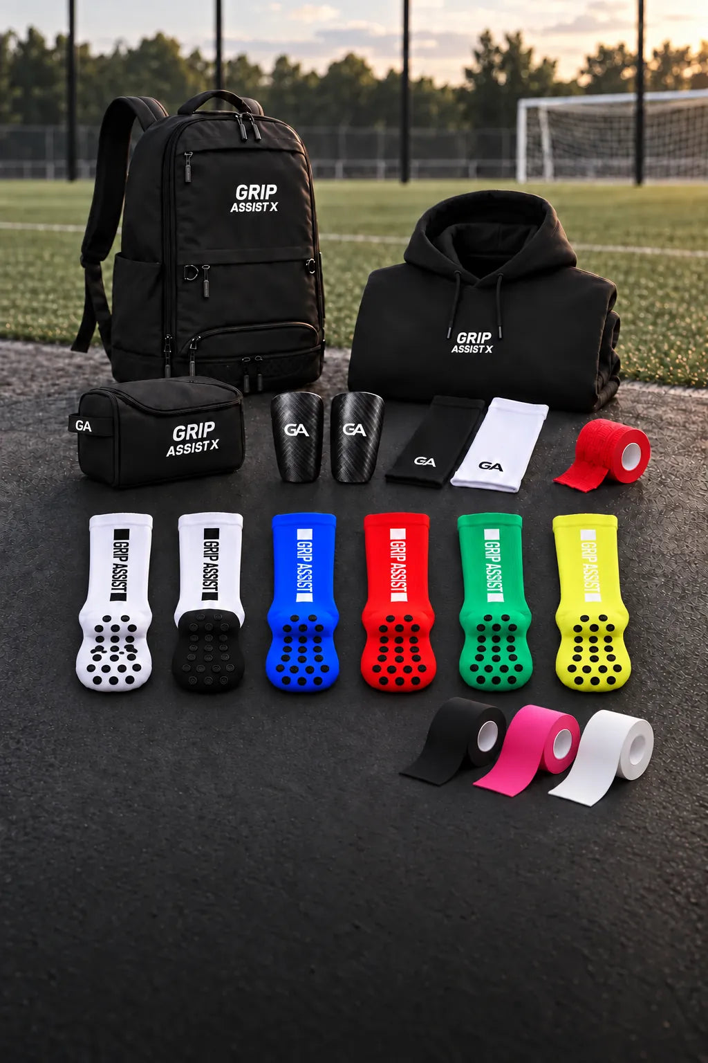 Gamme Grip Assist X2 : sac à dos, hoodie, grip socks de plusieurs couleurs, tapes et accessoires sur un terrain